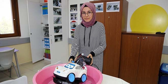 Liseli öğrenci suda batmayan araba yaptı