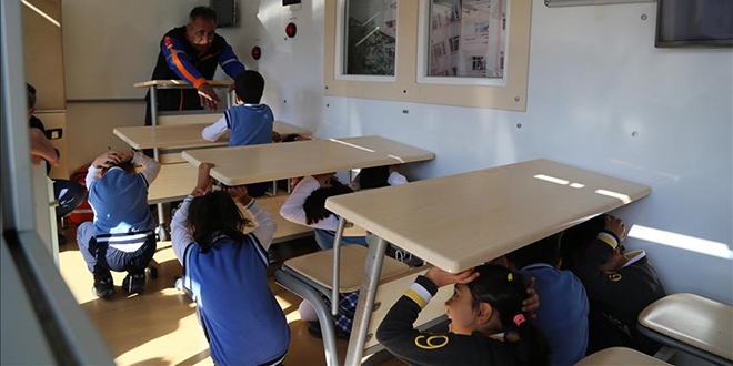 Öğrencilere simülasyon tırında deprem eğitimi