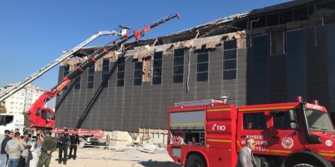 Kayseri'de inşaat halindeki kongre binasının çatısı çöktü