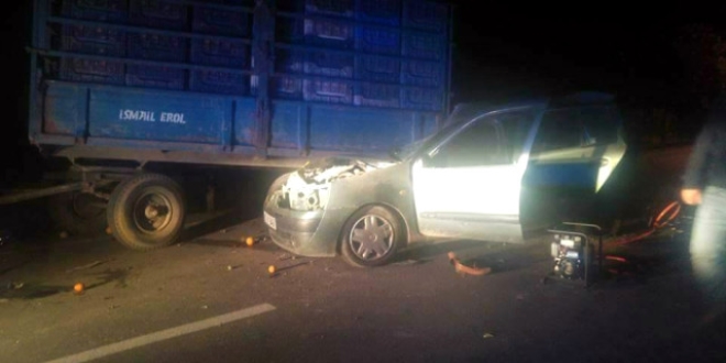 Otomobil traktör römorkuna çarptı: 1 ölü, 3 yaralı
