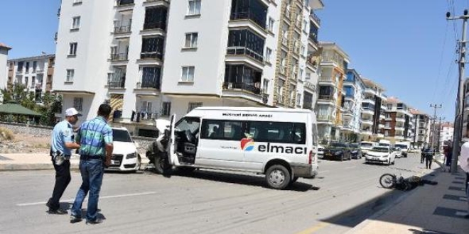 Aksaray'da minibüs ile motosiklet çarpıştı: 1 ölü, 1 yaralı