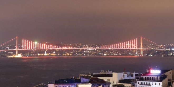 Şehitler Köprüsü turuncuya büründü!