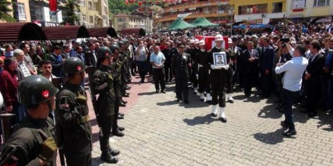 Kalp krizi geçirerek ölen asker toprağa verildi