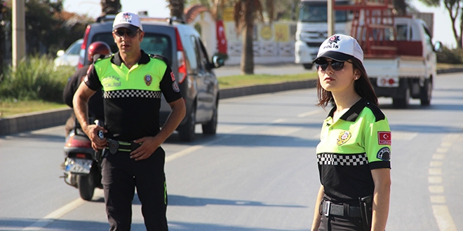 Trafik uygulamasını gören emniyet kemerine sarıldı