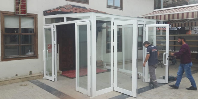 200 yıllık camiye PVC'den giriş yaptılar