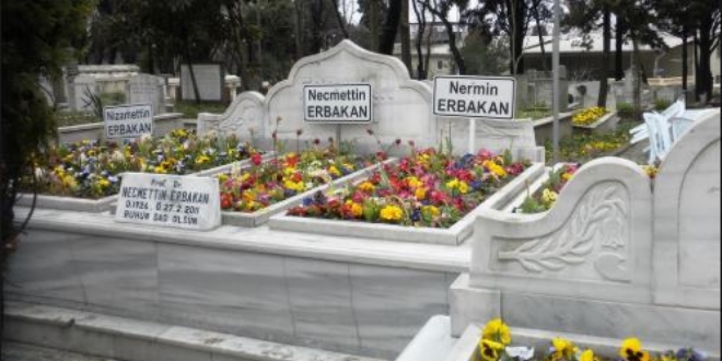 Fuat Oktay'dan, Erbakan'ın kabrine ziyaret
