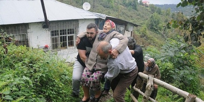 Komşuları yol yapılmasına izin vermediği için 15 yıldır çile çekiyor