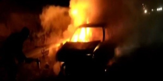 Seyir halindeki otomobil bomba gibi patladı