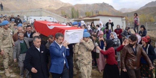 Yanlışlıkla, asker kurşunu ile şehit olan korucuya veda...