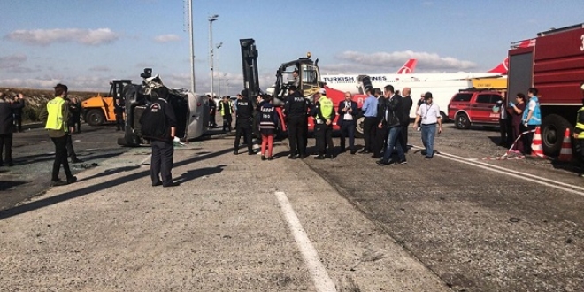 Atatürk Havalimanı'nda servis araçları çarpıştı: 9 yaralı