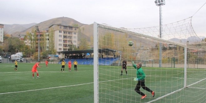 59 yaşındaki kaleci gençlere taş çıkarttı