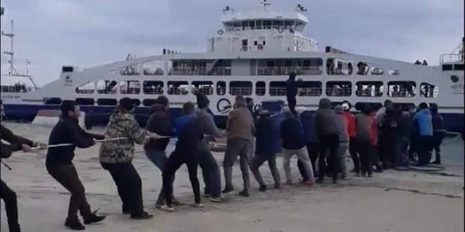 Yolcu gemisini halatla kıyıya çektiler!