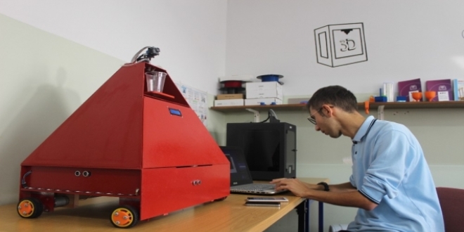 Lise öğrencisinin geliştirdiği robot görenleri şaşırtıyor