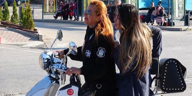 Geç kalanları motosikletiyle sınava yetiştirdi