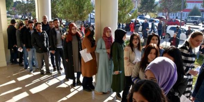 KPSS'ye geç kalanlar yine kapıda kaldı