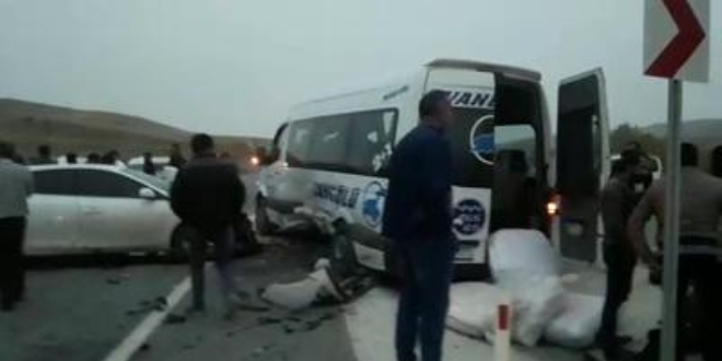 Van'da otomobil ile minibüs çarpıştı: 19 yaralı