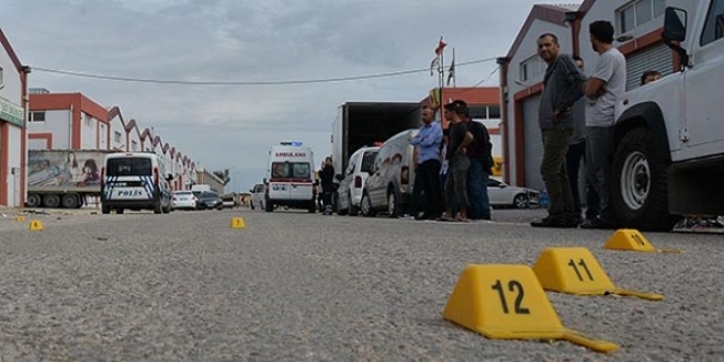Adana'da sokak ortasında çatışma: 1 ölü, 4 yaralı