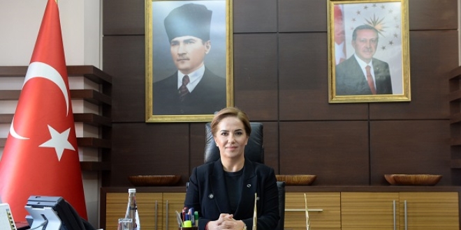 Uşak'ın ilk kadın valisi göreve başladı