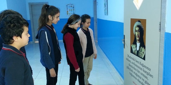 Tarihi sınıf kapılarına işlediler