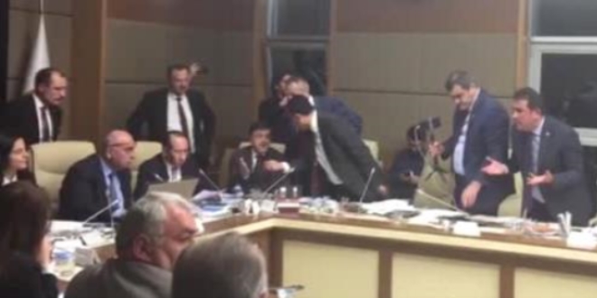 Meclis Sağlık Komisyonu'nda iki parti'nin milletvekilleri arasında tartışma çıktı