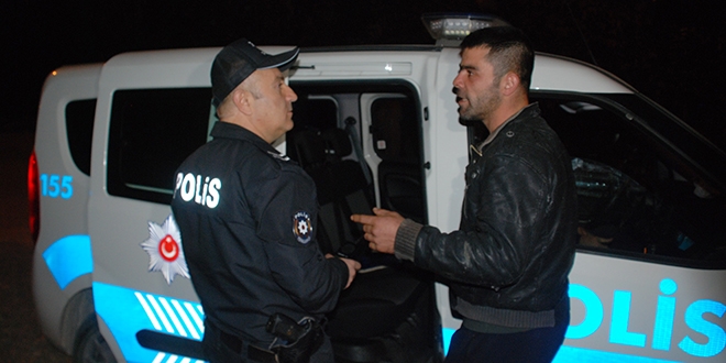 Çöpte kağıt ararken bulduğu altınları polise teslim etti