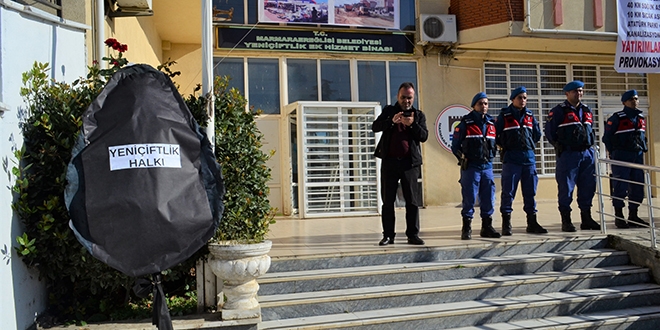 Yöre haklı belediye önüne siyah çelenk bıraktı