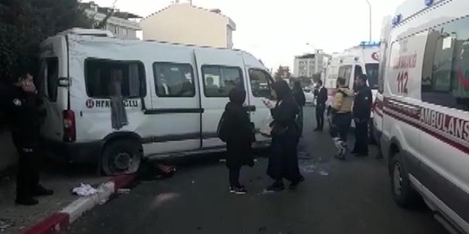 İstanbul'da öğrenci servisi ile otomobil çarpıştı: 3 yaralı