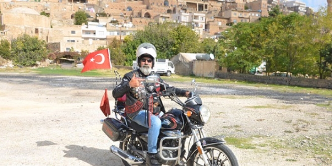 Emekli memurun motosiklet ve ay-yıldız tutkusu