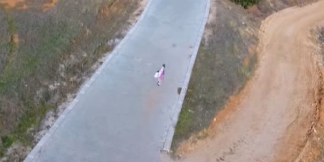 İlk kez drone gören kadın, cihazdan korkup kaçtı