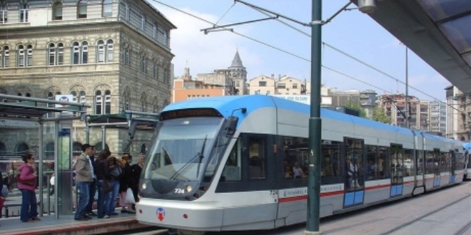 Beyazıt'ta tramvay raydan çıktı