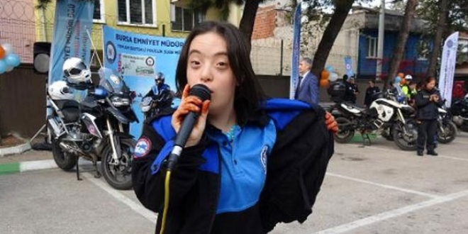 Otizmli Edanur'dan polislere mini konser