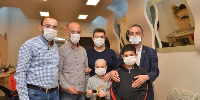 9 yaşındaki Hira, lösemili çocuklar için saçlarını bağışladı
