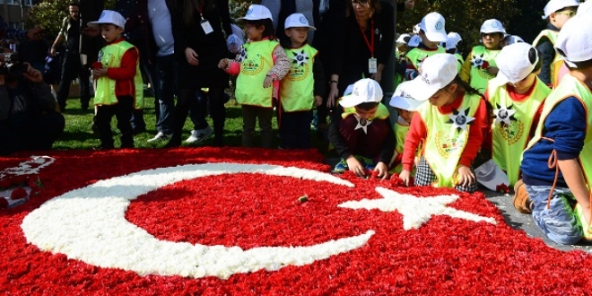 50 bin karanfille Türk bayrağı yaptılar