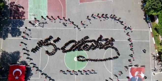 Bedenleriyle okul bahçesine Atatürk'ün imzasını attılar