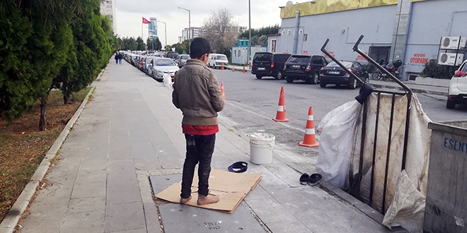 Kağıt toplayan çocuğun namaz aşkı duygulandırdı