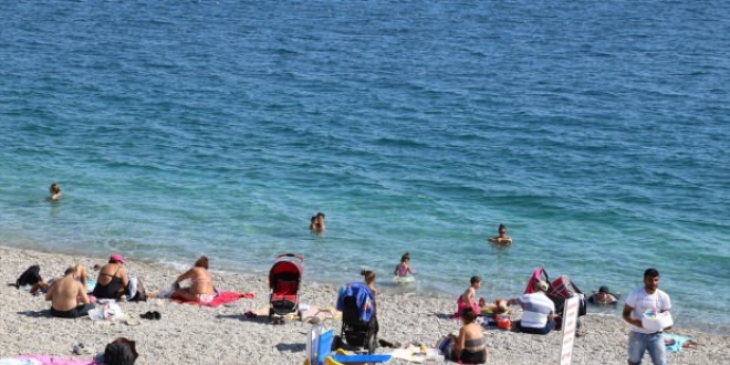 Antalya'da plajlarda yoğunluk