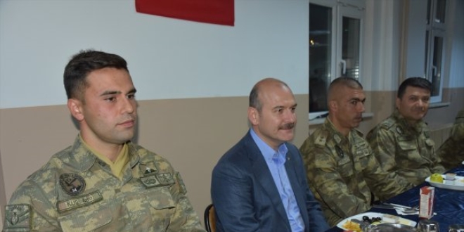 Bakan Soylu, Hakkari'de yaralı askerleri ziyaret etti