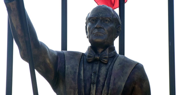 İzmir'de heykelin Atatürk'e benzemediği iddiası