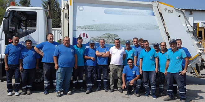Hem sokağı temizlediler, hem gönülleri kazandılar