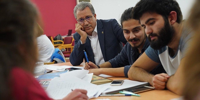 Rektör'den kütüphanede sabahlayan öğrencilere ziyaret