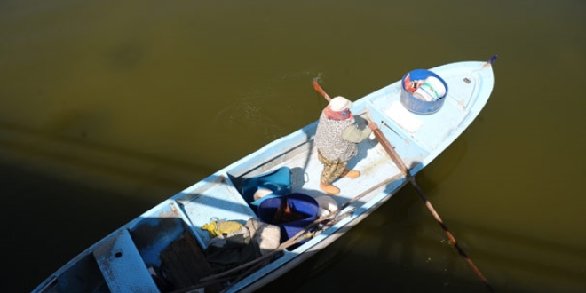 Balk kadnlar ekmek tekneleriyle turistleri gezdiriyor