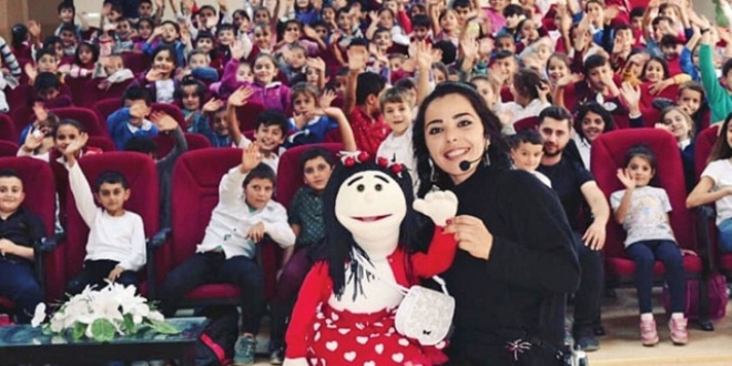 Çiğdem öğretmen 'kuklamanya' ailesiyle gönüllere dokunuyor