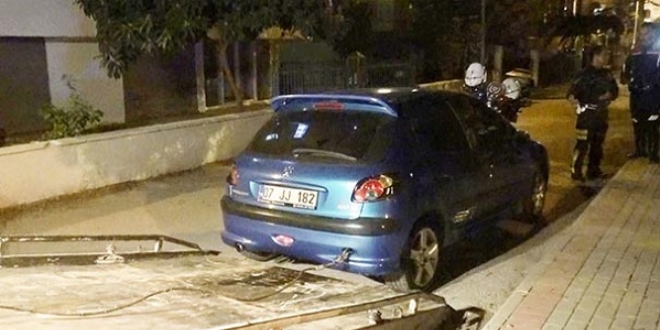Kız arkadaşını otomobilde bırakıp kaçtı