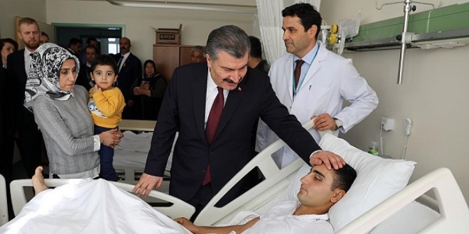 Bakan Koca yaralı askerleri ziyaret etti