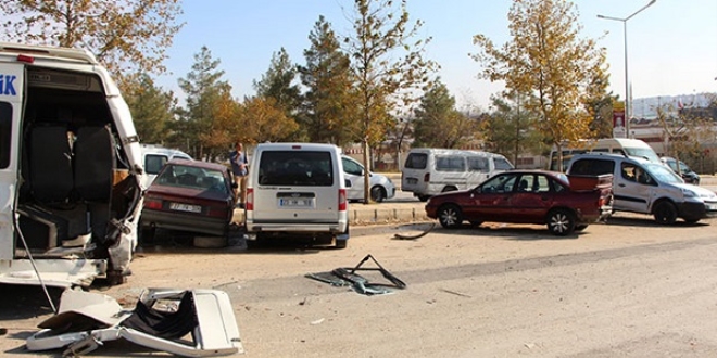 Freni boşalan vinç, 10 araca çarparak durabildi