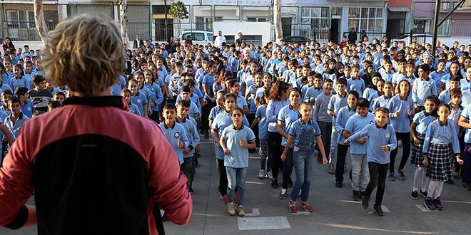 Bu okulun öğrencileri müzikli egzersizle derse başlıyor