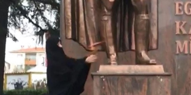 Atatürk Anıtı'na baltayla saldıran kadın heryerde aranıyor