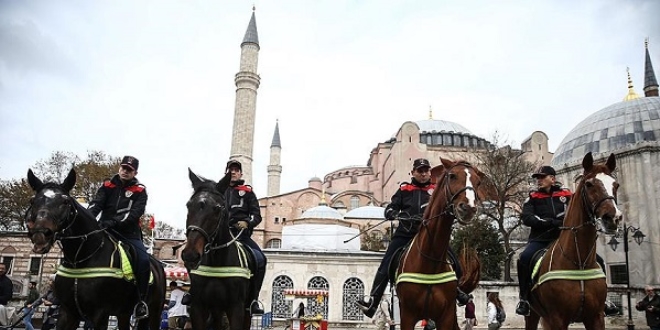 'Atlı Birlikler' Sultanahmet'te devriyeye başladı