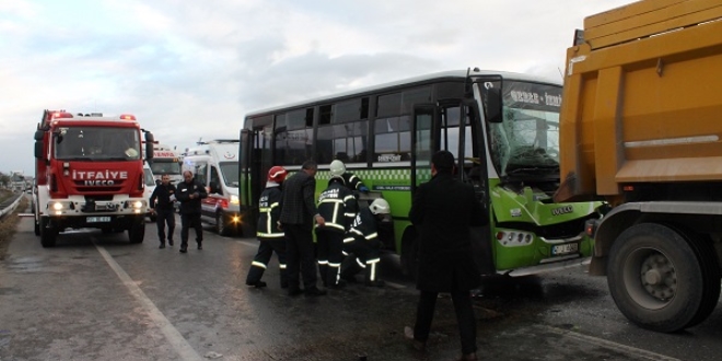 Kocaeli'de yolcu midibüsü tıra çarptı: 8 yaralı