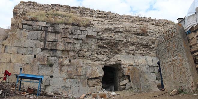 Bin 400 yıllık kilise saman deposu olarak kullanılıyor